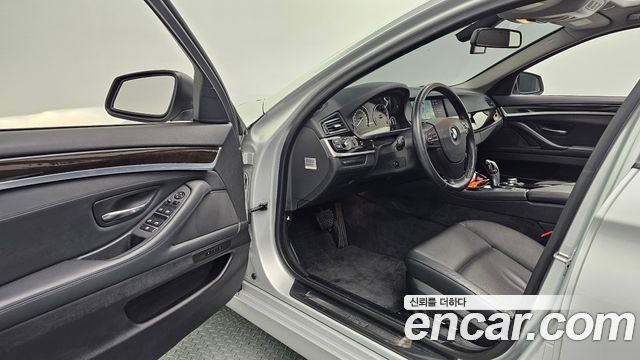 BMW 5-Series 2011 — photo 10