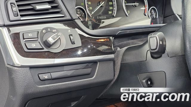 BMW 5-Series 2011 — photo 15