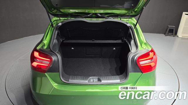 Mercedes-Benz A-Class 2017 — photo 16