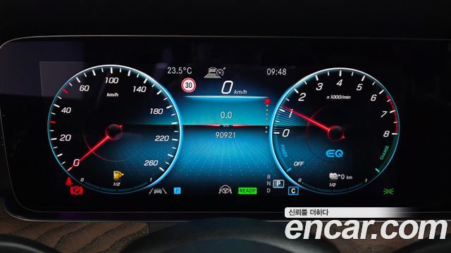 Mercedes-Benz E-Class 2022 — photo 11