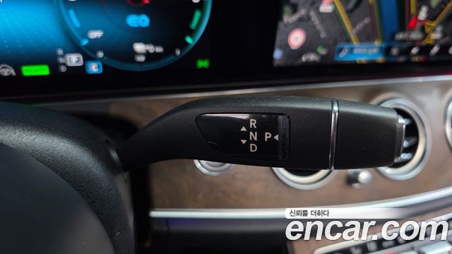 Mercedes-Benz E-Class 2022 — photo 12
