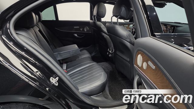 Mercedes-Benz E-Class 2022 — photo 18