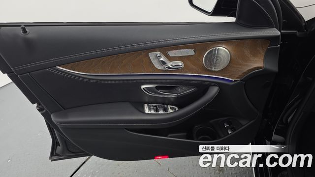 Mercedes-Benz E-Class 2022 — photo 14