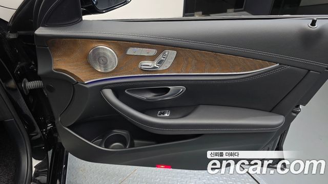 Mercedes-Benz E-Class 2022 — photo 15