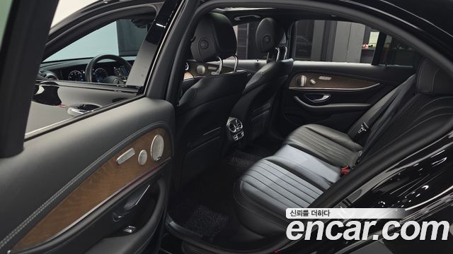 Mercedes-Benz E-Class 2022 — photo 16