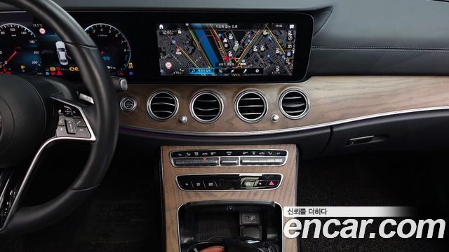 Mercedes-Benz E-Class 2022 — photo 29