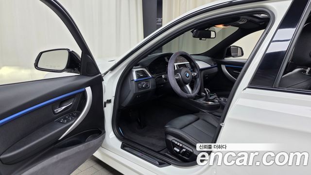 BMW 3-Series 2018 — photo 13