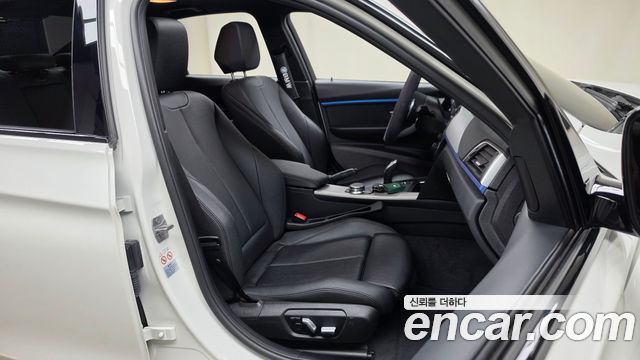 BMW 3-Series 2018 — photo 17