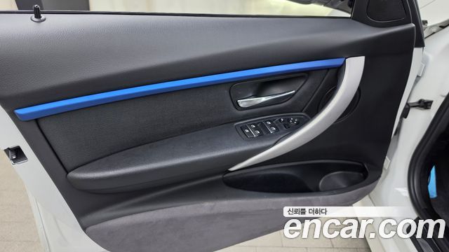 BMW 3-Series 2018 — photo 14