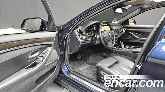 BMW 5-Series 2016 — photo 10