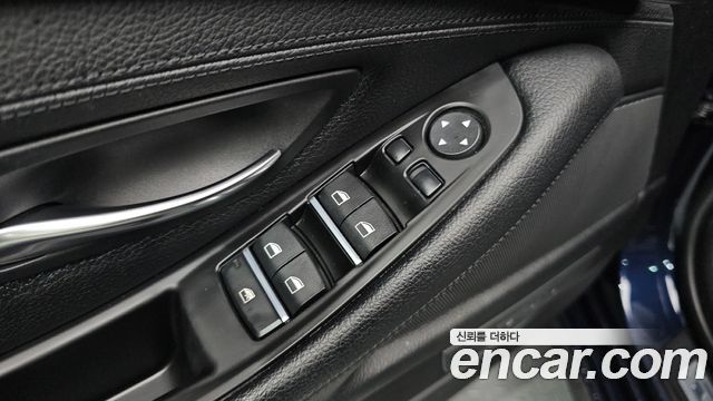 BMW 5-Series 2016 — photo 16