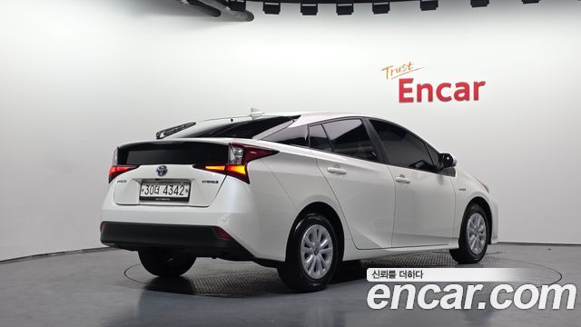 Toyota Prius 2019 — photo 2