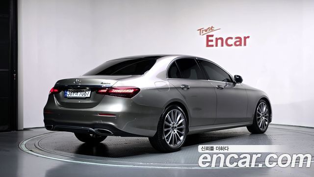 Mercedes-Benz E-Class 2022 — photo 2