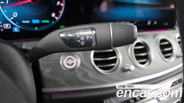 Mercedes-Benz E-Class 2022 — photo 9