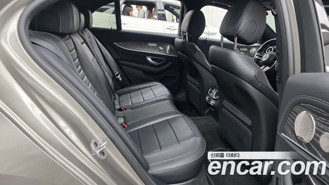 Mercedes-Benz E-Class 2022 — photo 12