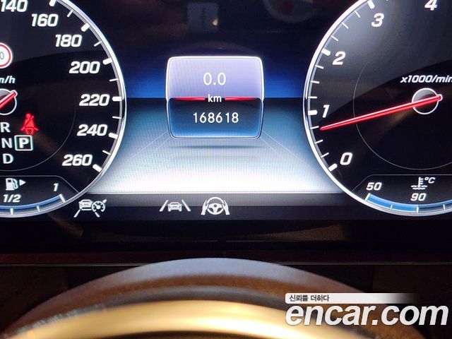 Mercedes-Benz E-Class 2020 — photo 11