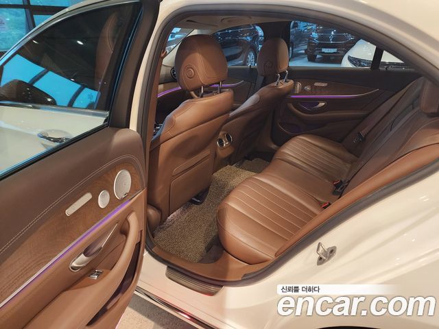 Mercedes-Benz E-Class 2020 — photo 16