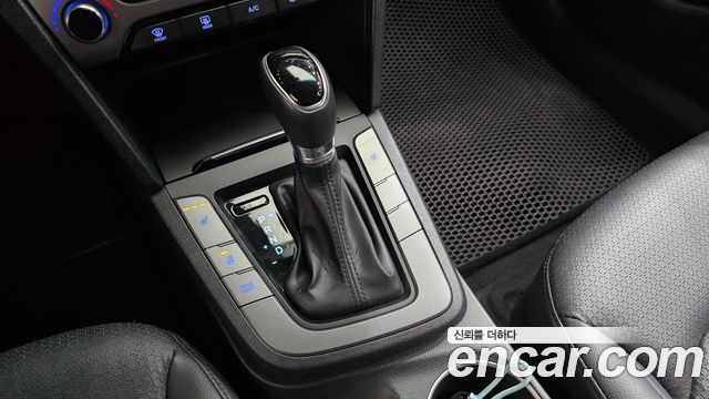 Hyundai AVANTE 2017 — photo 12