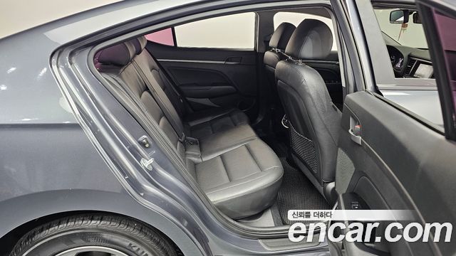 Hyundai AVANTE 2017 — photo 17