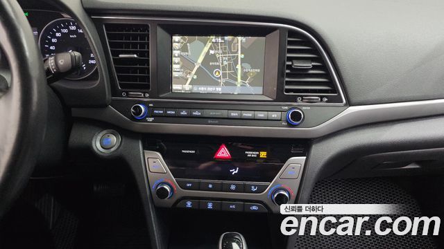 Hyundai AVANTE 2017 — photo 19