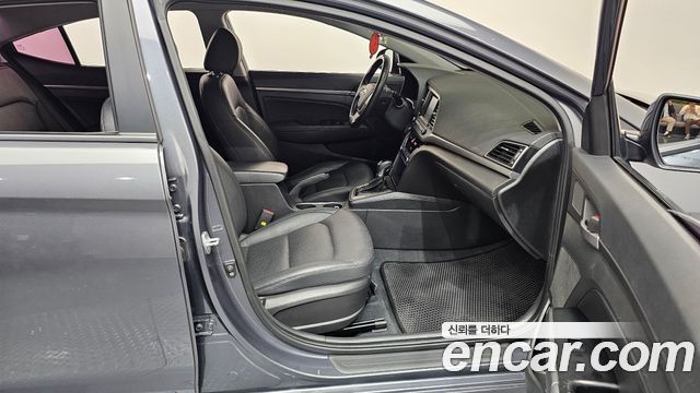 Hyundai AVANTE 2017 — photo 16