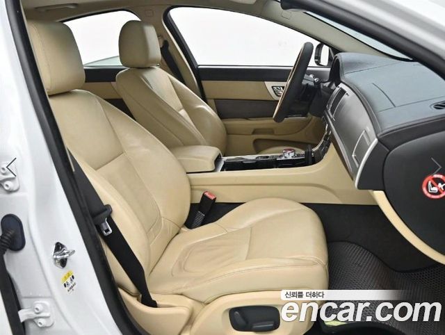 Jaguar XF 2015 — photo 10