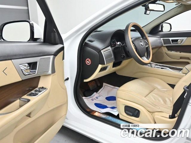 Jaguar XF 2015 — photo 11