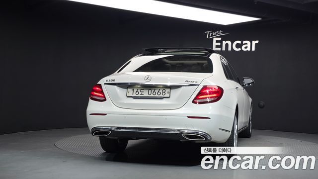 Mercedes-Benz E-Class 2017 — photo 4