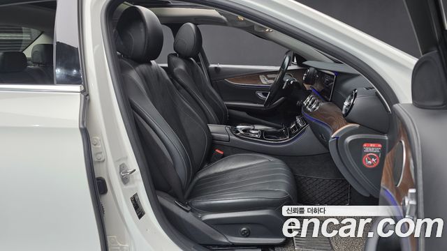 Mercedes-Benz E-Class 2017 — photo 11