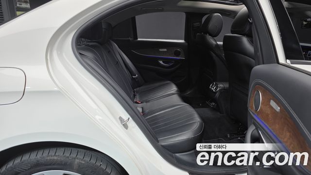 Mercedes-Benz E-Class 2017 — photo 12