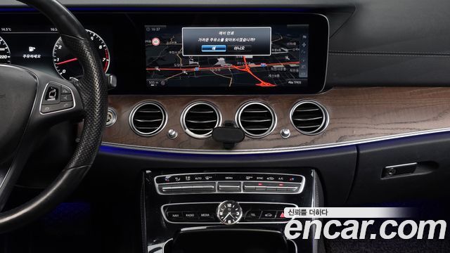 Mercedes-Benz E-Class 2017 — photo 14