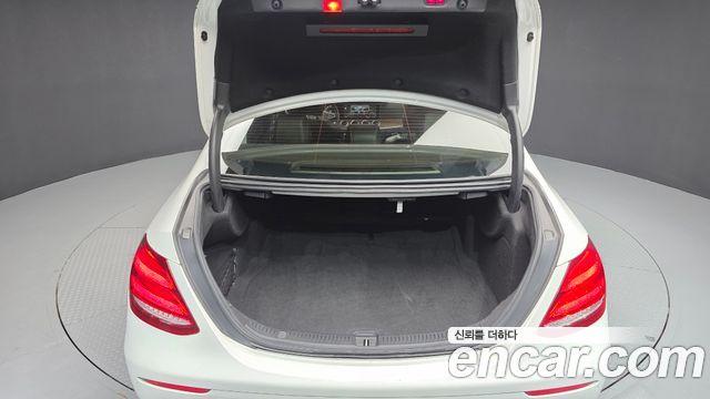 Mercedes-Benz E-Class 2017 — photo 20