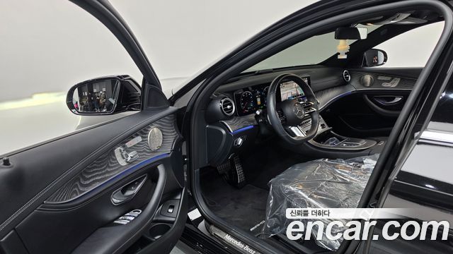 Mercedes-Benz E-Class 2022 — photo 13