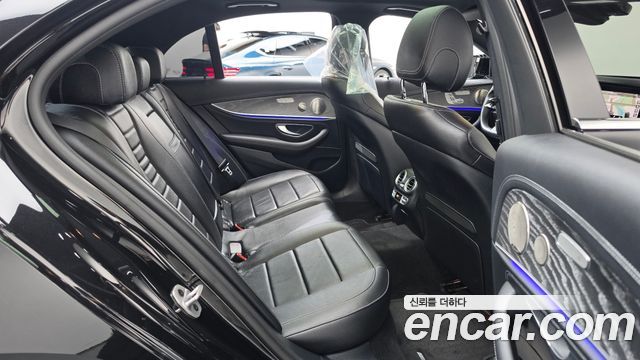 Mercedes-Benz E-Class 2022 — photo 17