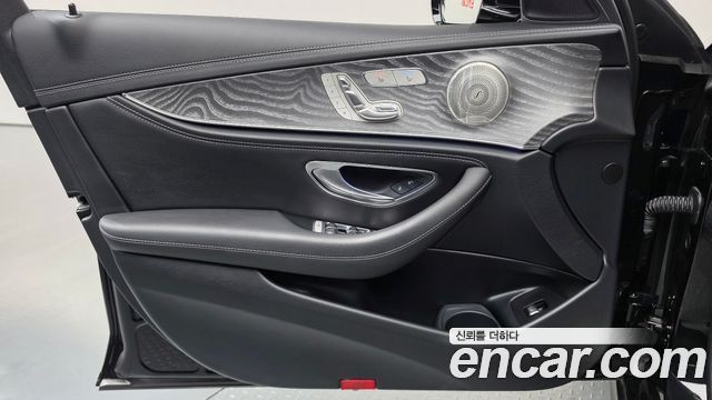 Mercedes-Benz E-Class 2022 — photo 14