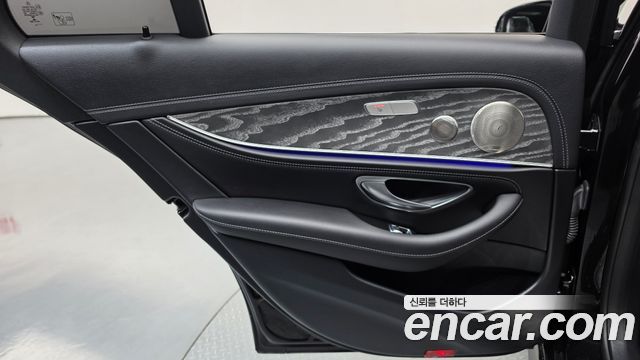 Mercedes-Benz E-Class 2022 — photo 15