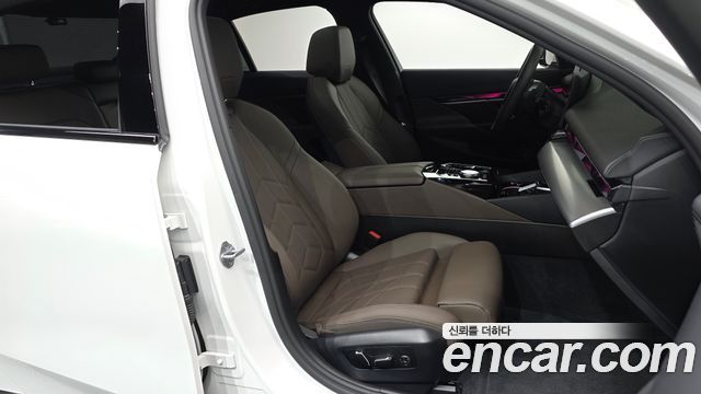 BMW 5-Series 2025 — photo 17