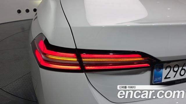 BMW 5-Series 2025 — photo 9