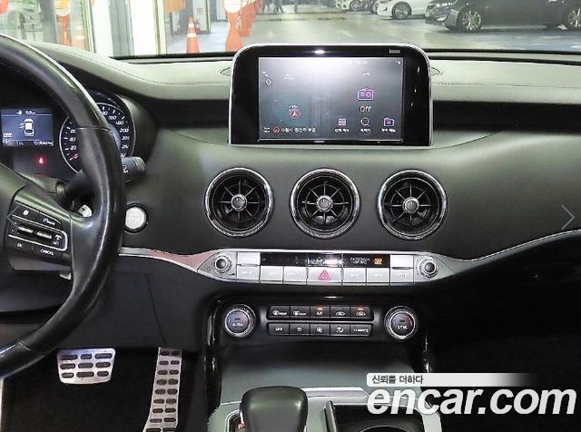Kia Stinger 2018 — photo 11