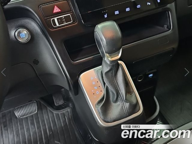 Hyundai Staria 2025 — photo 8