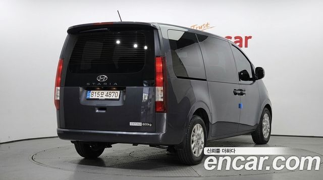 Hyundai Staria 2025 — photo 2