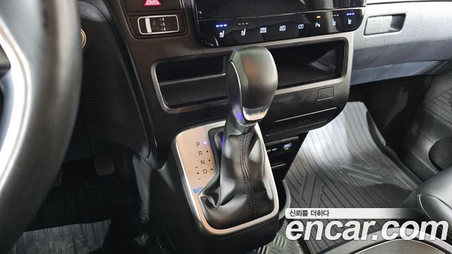 Hyundai Staria 2025 — photo 9