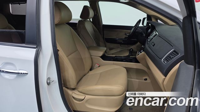 Kia Canival 2015 — photo 17