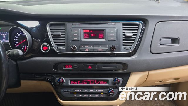 Kia Canival 2015 — photo 20
