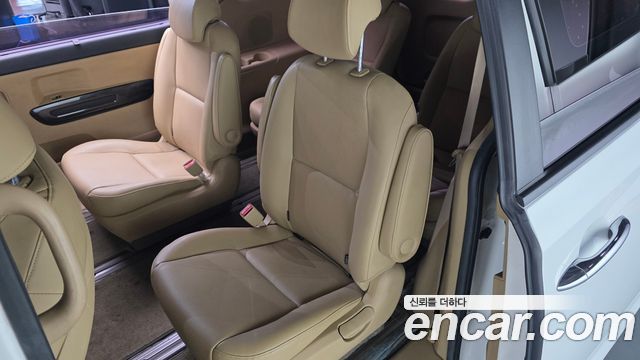 Kia Canival 2015 — photo 16