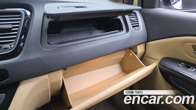 Kia Canival 2015 — photo 30