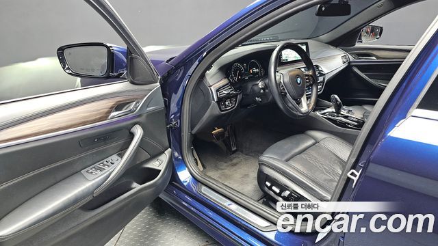 BMW 5-Series 2018 — photo 10