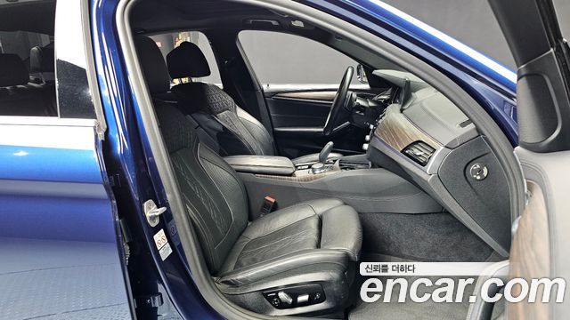 BMW 5-Series 2018 — photo 11