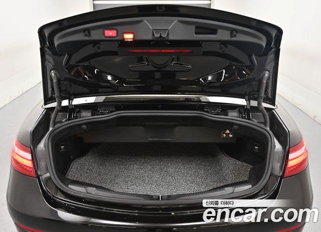 Mercedes-Benz E-Class 2019 — photo 31