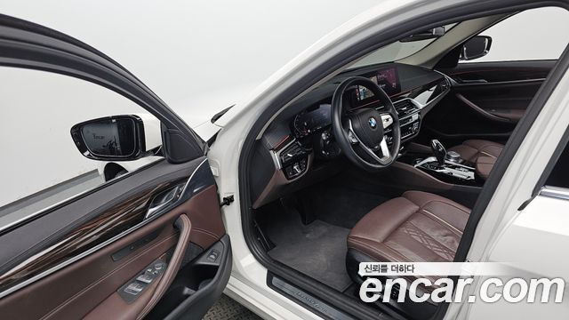 BMW 5-Series 2022 — photo 13